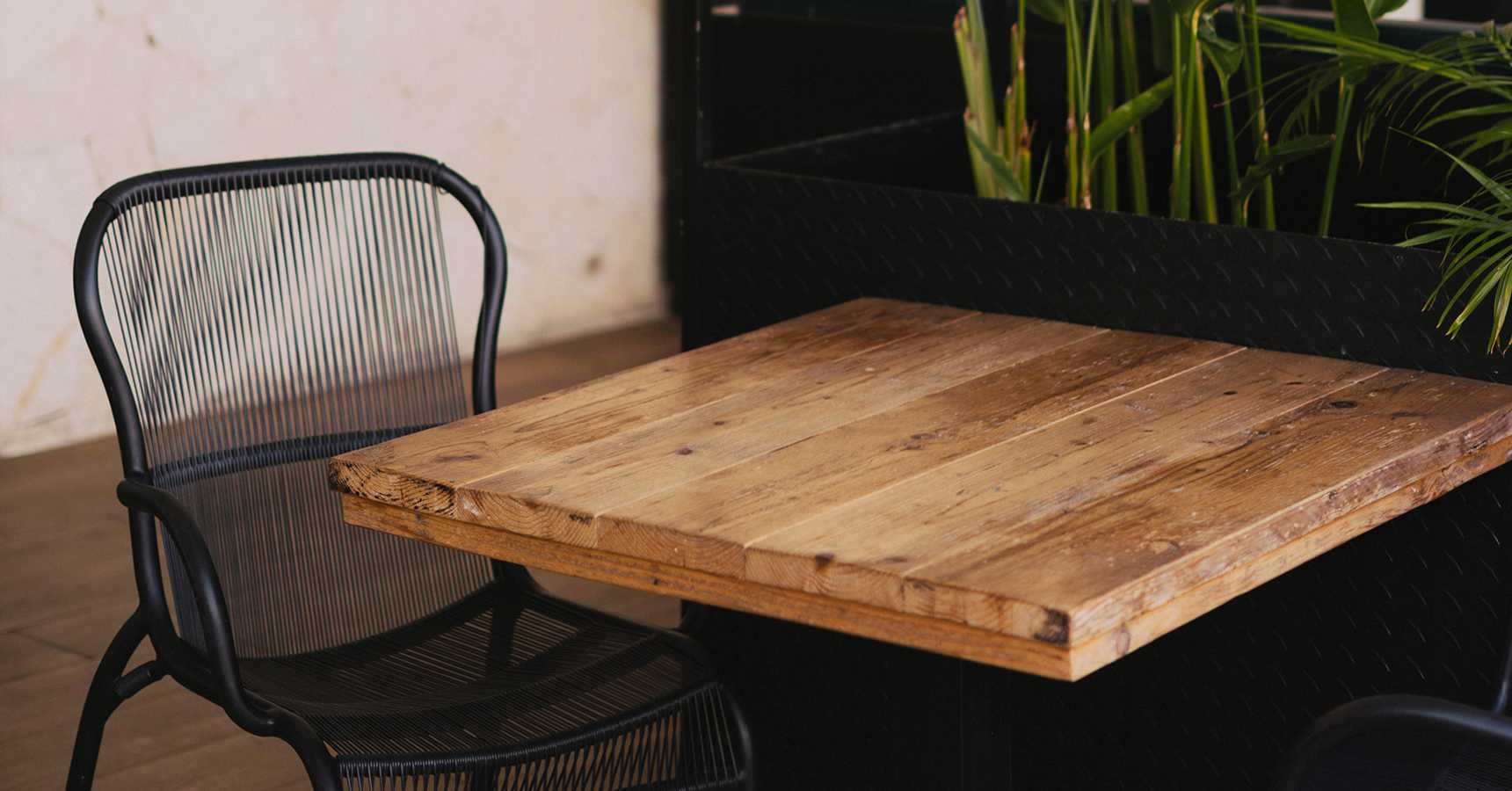 Nơi không gian kể lời yêu thương
Biến ngôi nhà thành tổ ấm thực sự với những món đồ nội thất bền đẹp. 
Chúng tôi mang đến sự tiện nghi, thoải mái để bạn tận hưởng trọn vẹn từng khoảnh khắc bên gia đình.